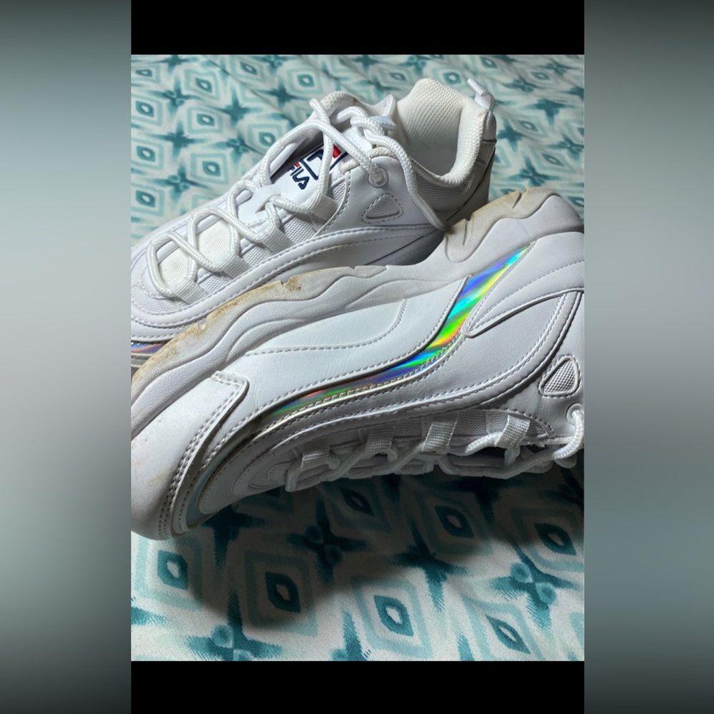 Holographic Filas